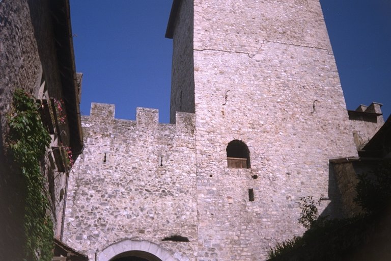 [ Closeup of keep and archway ]